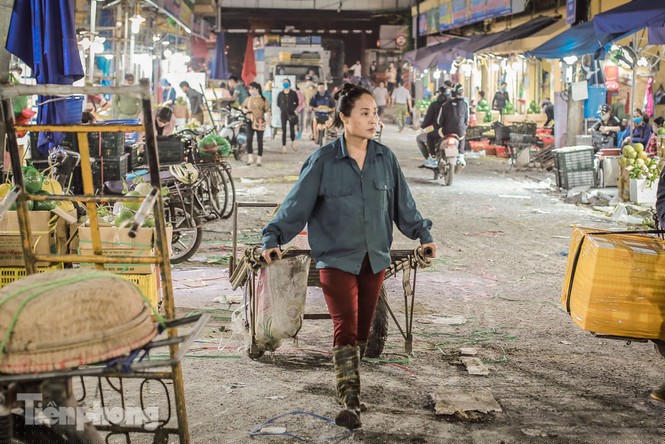 Lặng lẽ mưu sinh giữa chợ, ven hồ trong kỳ nghỉ lễ - ảnh 2