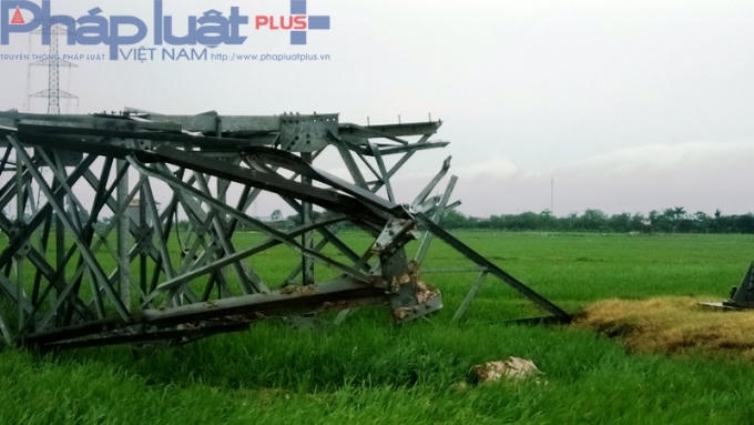 Cột điện truyền tải 500 Kv được nghiệm thu, kiểm định chất lượng công trình qua nhiều cơ quan, nhưng lại đổ gục trước một cơn giông (!?).