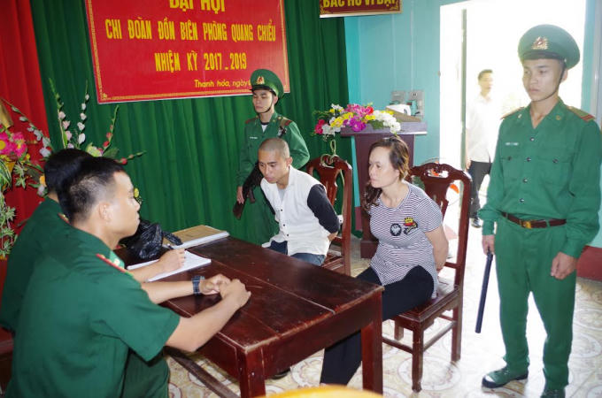 Hai đối tượng khai nhận tại cơ quan điều tra. (Ảnh: BĐBP cung cấp)