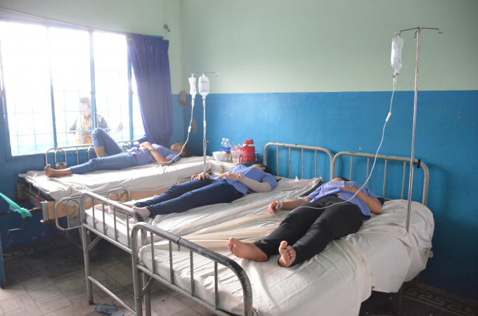 Các bệnh nhân đang được cấp cứu tại Bệnh viện Đa khoa huyện Hóc Môn.