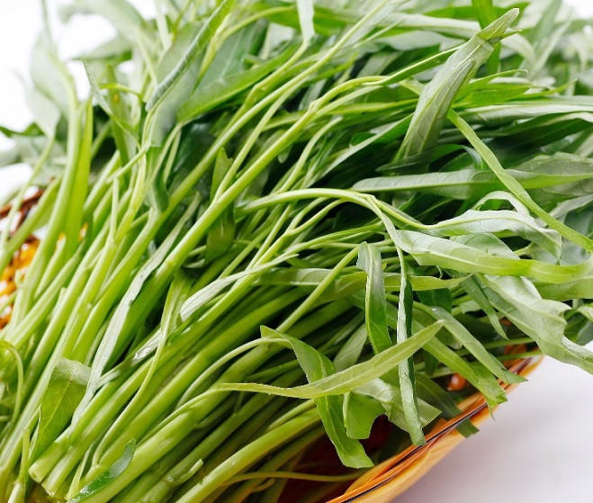 Nên chọn rau có màu xanh nhạt, cây rau có vẻ hơi “khằn” một tí.