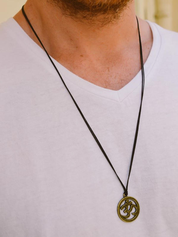 Dây chuyền mặt kim loại mỏng phối dây da.