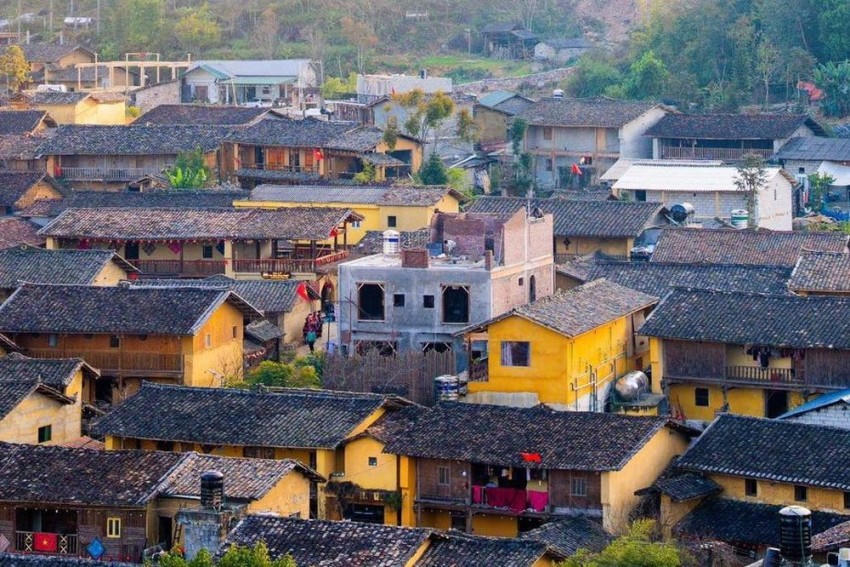 Căn nhà bê tông giữa làng Lô Lô Chải, xã Lũng Cú (Tuyên Quang) gây tranh cãi thời gian qua.