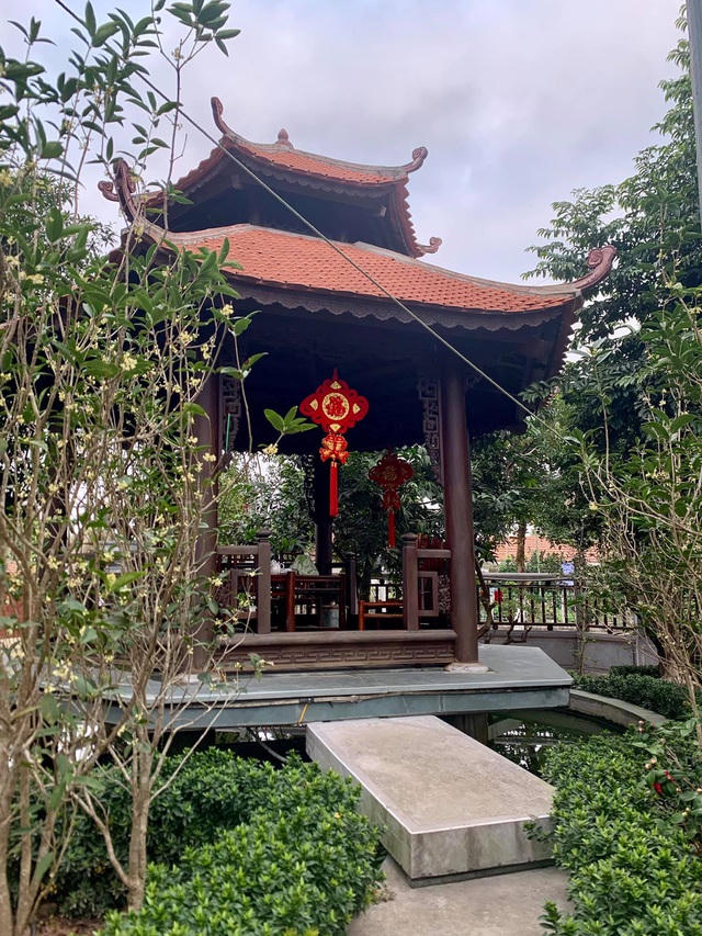 Căn nhà cổ nằm trên diện tích khu đất khoảng 1000m2, vì thế xung quanh nhà, gia đình anh Hải thiết kế thêm sân vườn, ao cá, nhà chòi thưởng trà.