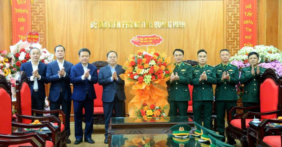 Ông Quản Minh Cường Bí thư Tỉnh ủy và các đồng chí Ủy viên BTV Tỉnh ủy tặng hoa chúc mừng cán bộ, chiến sĩ Ban Chỉ huy Bộ đội Biên phòng tỉnh.