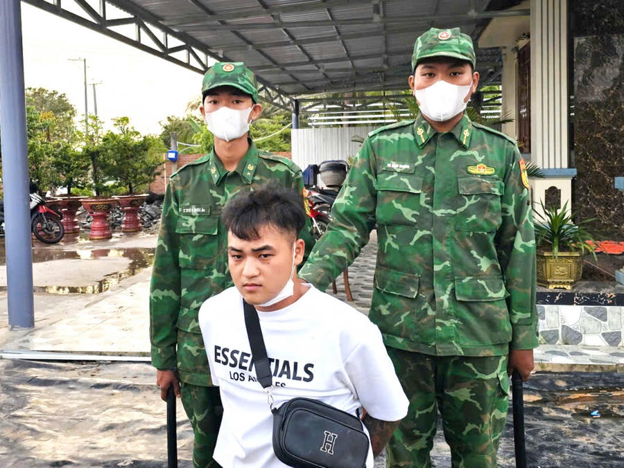 Đối tượng Võ Phát Đạt bị lực lượng Đồn Biên phòng Cái Cùng bắt giữ.