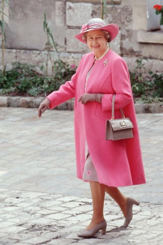 Những bộ cánh đồng bộ của Nữ hoàng luôn được đi kèm trang sức ngọc trai cùng găng tay tôn vẻ sang trọng, quý phái của Hoàng gia.