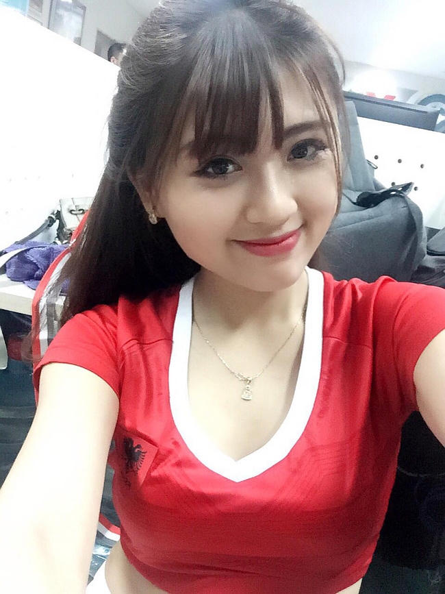 Ngắm c&aacute;c nữ CĐV xinh đẹp h&uacute;t hồn -