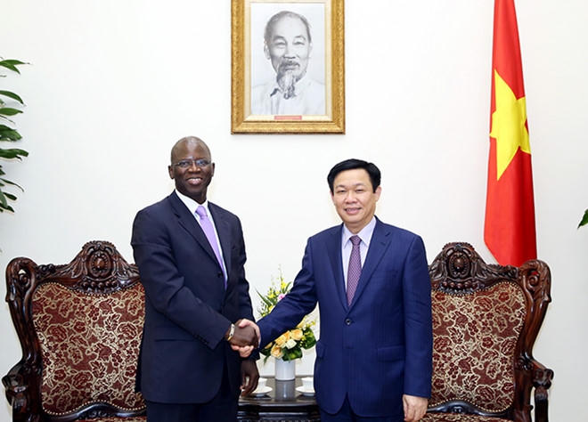 Phó Thủ tướng Vương Đình Huệ và ông Ousmane Dione, Giám đốc Quốc gia Ngân hàng Thế giới tại Việt Nam. (Ảnh Báo Chính phủ).