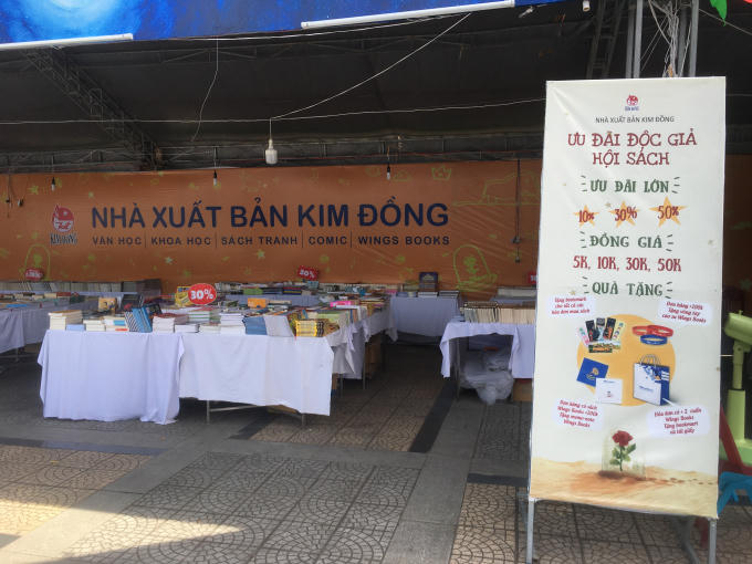 Các gian hàng đều thực hiện việc giảm giá sách để thu hút bạn đọc.