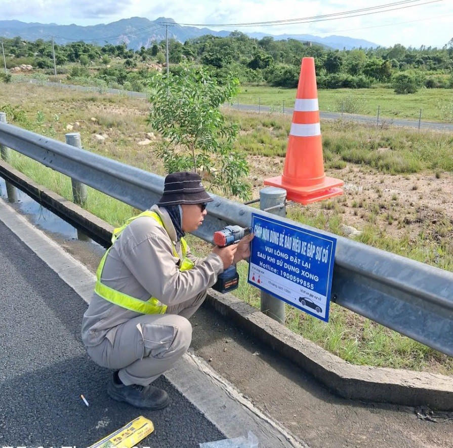 Khu Quản lý Đường bộ IV gắn biển tuyên truyền, nhắc nhở người tham gia giao thông chấp hành quy định khi lưu thông trên cao tốc Cam Lâm – Vĩnh Hảo. (Ảnh: Cục Đường bộ Việt Nam)