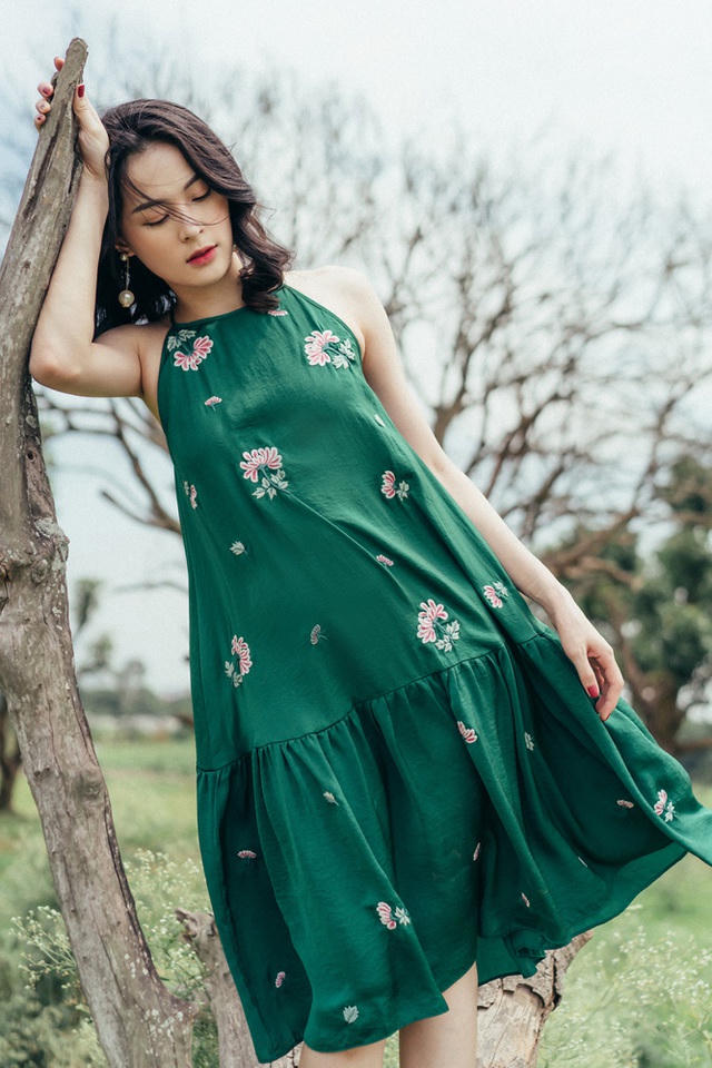 Với gương mặt thanh tú, vóc dáng cân đối, thần thái tươi tắn ở lần tái xuất showbiz, người đẹp gốc Hải Phòng liên tục nhận được những khen ngợi.