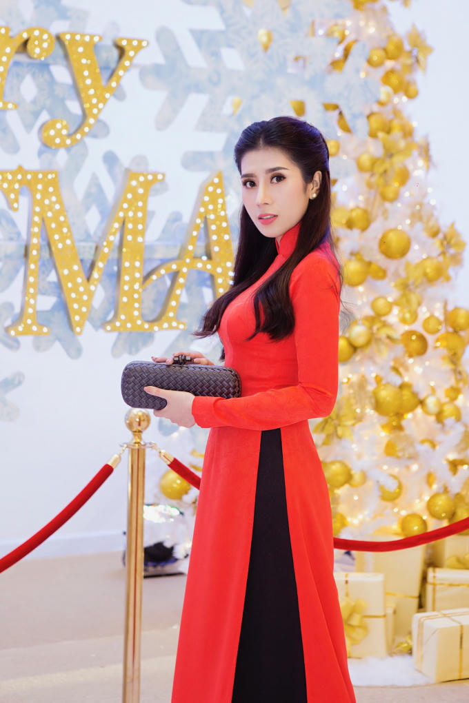 Áo dài là trang phục gắn liền với hình ảnh của Dương Yến Nhung thời gian gần đây. và việc lựa chọn một bộ áo dài đỏ khi dự sự kiện vào dịp Giáng sinh - Noel lần này phần nào cho thấy sự khéo léo và tinh tế của Dương Yến Nhung.