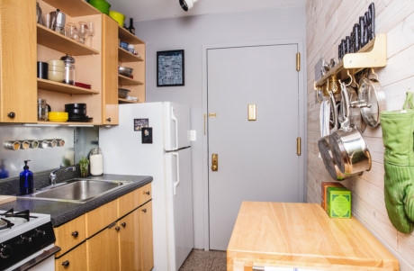 Khu vực nấu nướng tuy nhỏ nhưng rất gọn g&agrave;ng, ngăn nắp.