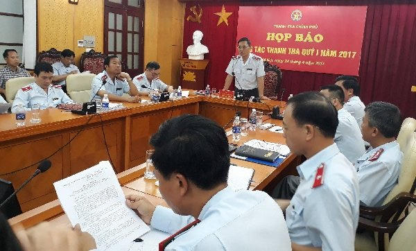 Phó tổng Thanh tra CP Ngô Văn Khánh trả lời báo chí tại họp báo sáng nay. Ảnh T.Hằng