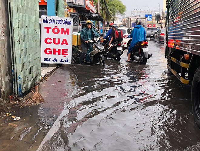 Trên đường Xô Viết Nghệ Tĩnh cũng xảy ra tình trạng ngập nhẹ sau mưa