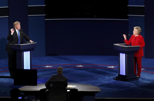 Ngoài ra, bà Clinton còn cáo buộc ông Trump quỵt tiền của người dân. “Tôi đã gặp rất nhiều người bị ông và công ty của ông từ chối trả tiền cho những công việc mà chính các vị đã yêu cầu họ làm”. Bào chữa cho việc này, ông Trump cho rằng những người không được nhận tiền có thể vì họ làm việc không tốt.