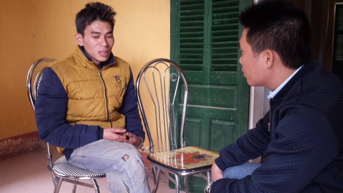 Đối tượng Đoàn Văn Mẫn (bên trái) đang kể về những hành vi vi phạm pháp luật của mình với phóng viên Phapluatplus.vn.