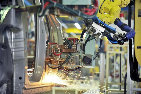 Thuế nhập khẩu nhiều loại linh kiện sẽ giảm về 0% trong khi dòng xe cũ nhập khẩu sẽ phải chịu thuế tăng gấp đôi.