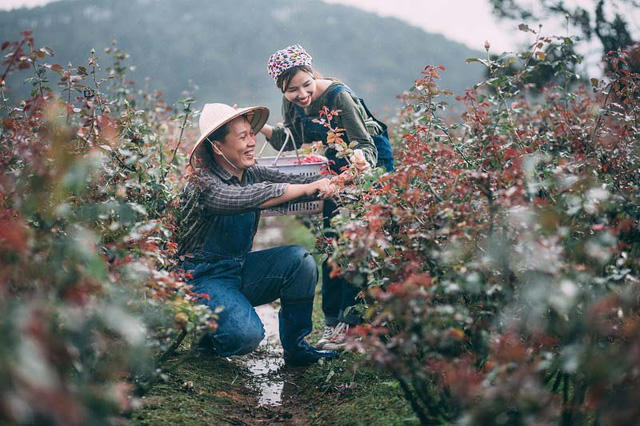 Cả hai c&ugrave;ng cười nhẹ bẫng v&agrave; ngầm hiểu t&igrave;nh &yacute; của nhau sau khoảnh khắc ấy. Họ ch&iacute;nh thức trở th&agrave;nh một cặp.