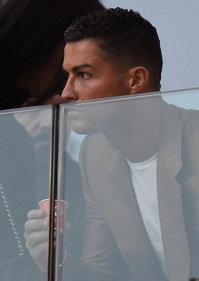 Ronaldo khá căng thẳng khi xuất hiện sau cáo buộc hiếp dâm