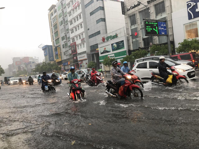 TP HCM: Cửa ng&otilde; s&acirc;n bay T&acirc;n Sơn Nhất rối loạn do ngập nước kết hợp với kẹt xe