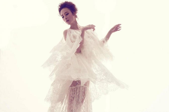 Được biết, những chiếc đầm này của nhà thiết kế Đỗ Mạnh Cường.