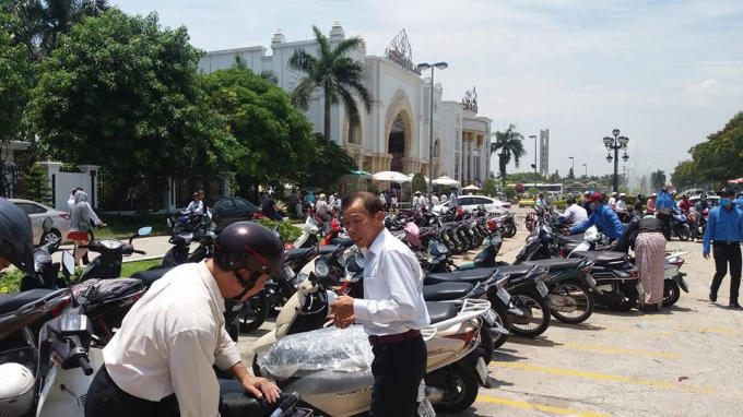 Khách dự đám cưới bức xúc khi thu phí nhưng bãi đậu xe đường 2/9 không có bạt che xe. Ảnh: FB.