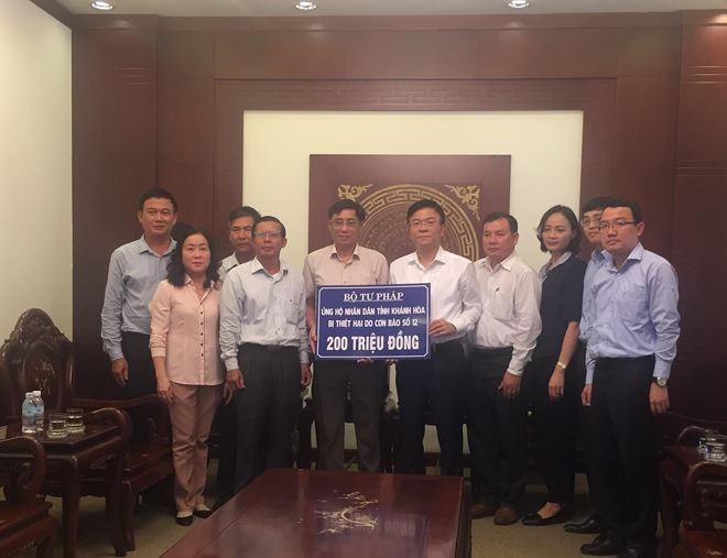 200 triệu đồng cùng tình cảm, sự sẻ chia của cán bộ, công chức Bộ Tư pháp đã được Bộ trưởng Lê Thành Long gửi tới người dân bị bão lũ tỉnh Khánh Hoà.