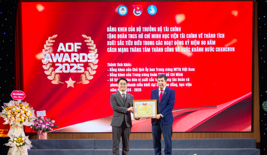 Đoàn Thanh niên Học viện Tài chính đón nhận bằng khen của Bộ Trưởng Bộ Tài chính.