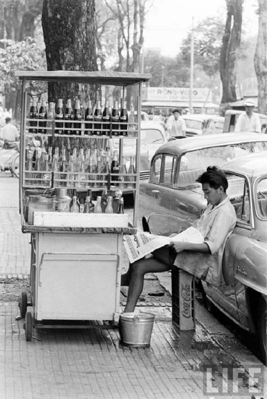 Người bán nước ngọt bên đường.