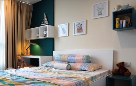 Ph&ograve;ng ngủ con với t&ocirc;ng trắng chủ đạo, điểm nhấn xanh cổ vịt.