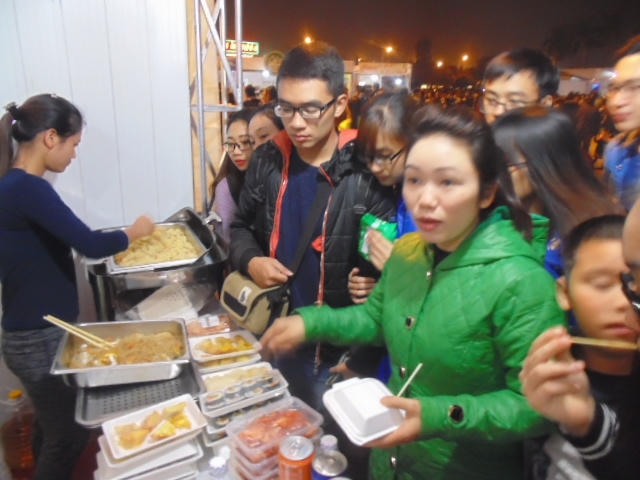 thì các gian hàng ẩm thực lại khá hút khách, để có được một món đồ ăn yêu thích, các bạn phải xếp hàng đợi từ 10-15p.