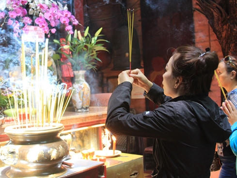 Nhiều người dân thường xuyên đến chùa để cầu bình an, hạnh phúc.