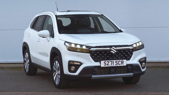 Đầu xe nổi bật với lưới tản nhiệt sơn đen bóng và thanh mạ chrome dày dặn nối liền với logo, trong khi nắp ca-pô được nâng cao. Ngoài ra, S-Cross 2022 còn có cản trước