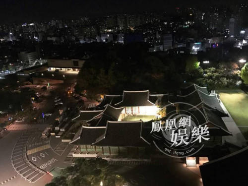 Lễ đường bật đèn sáng, nhân viên gấp rút trang trí trong đêm.
