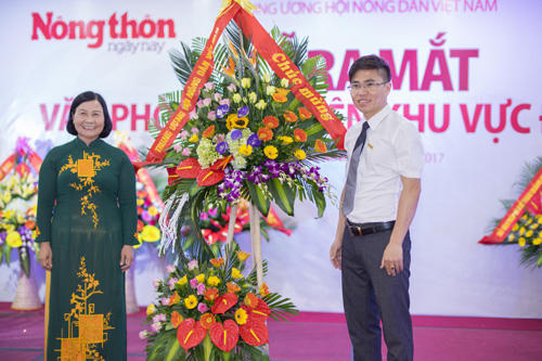 Phó Chủ tịch Trung ương Hội Nông dân Việt Nam Nguyễn Hồng Lý chúc mừng Đại diện Văn phòng Đông Bắc của Báo Nông thôn Ngày nay trong lễ ra mắt văn phòng tháng 5.2017.