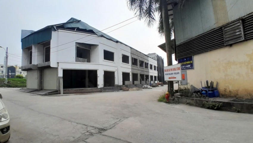 Mặt sau dãy nhà.