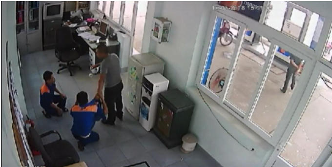 Hai nh&acirc;n vi&ecirc;n c&acirc;y xăng bị&nbsp; Phạm Đức Hưng h&agrave;nh hung g&acirc;y thương t&iacute;ch (ảnh cắt từ clip).