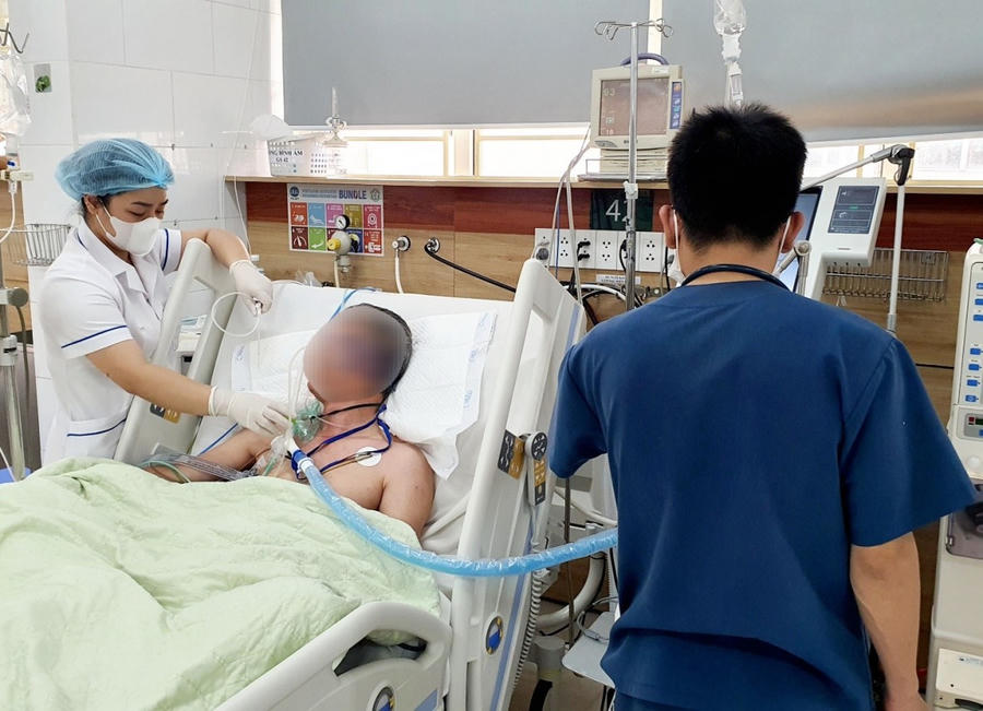 Bệnh nhân ngộ độc thực phẩm được điều trị tại Bệnh viện Bạch Mai. (Ảnh minh họa: Bệnh viện Bạch Mai)