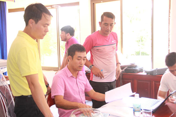 Ông Ngô Xuân Tiến - Phó tổng biên tập báo Gia đình Việt Nam, Phó trưởng Ban tổ chức giải Press Cup (áo vàng) - thảo luận với đại diện Ban trọng tài và các đội bóng.