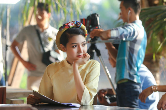 Hoa hậu Ngọc Duyên mặc áo dài rực rỡ tất bật chạy show cuối năm