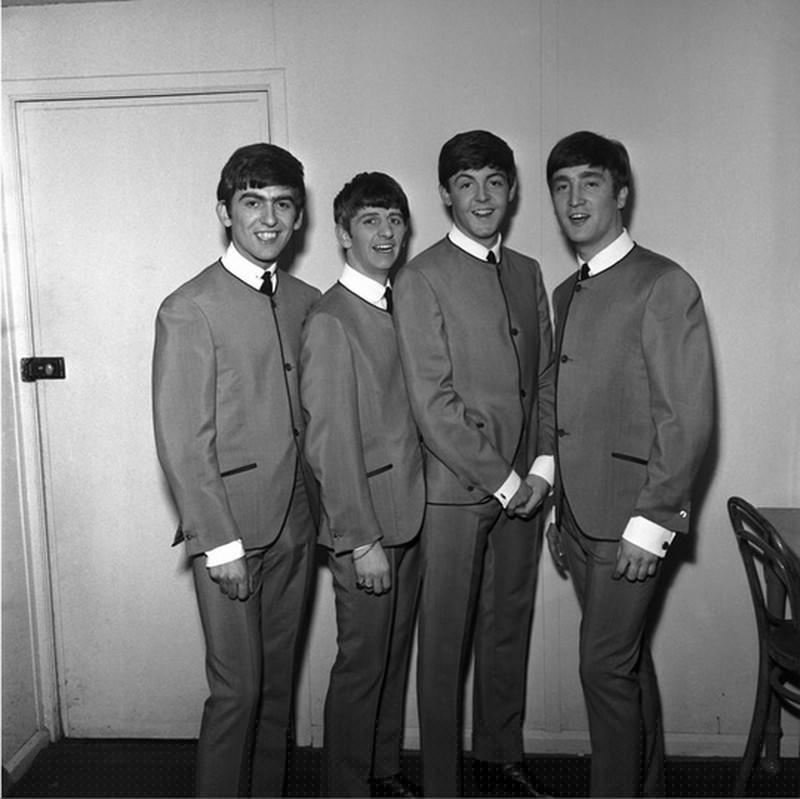 Ban nhạc The Beatles diện thiết kế áo khoác không cổ của Cardin năm 1963.
