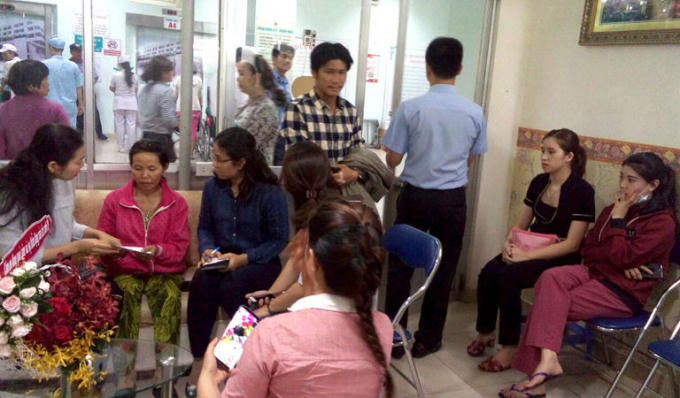 Do bị thương nặng, hiệp sĩ Hoàng phải nằm ở phòng cách ly, nên người dân tới thăm không gặp được.