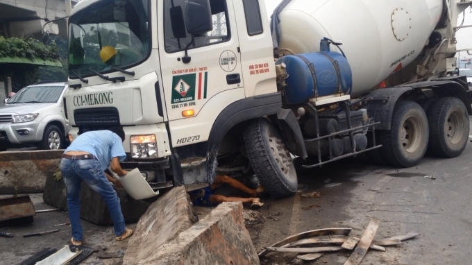 Chiếc xe húc hàng loạt dải phân cách.