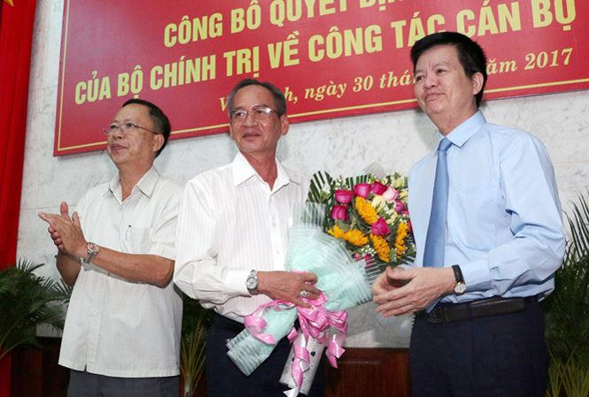Ông Lữ Văn Hùng (giữa) được bầu làm Bí thư Tỉnh ủy Hậu Giang thay ông Trần Công Chánh (trái) nghỉ hưu trước tuổi.