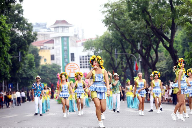 Có nên mạo hiểm đón khách quốc tế? - ảnh 2