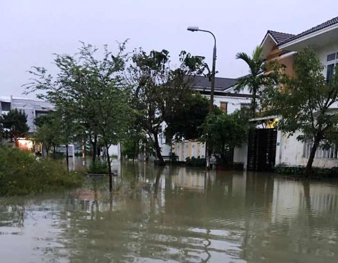 Trước tình hình ngập lụt tại TP Tam Kỳ, các em học sinh trên địa bàn tiếp tục nghỉ học ngày 11/12.