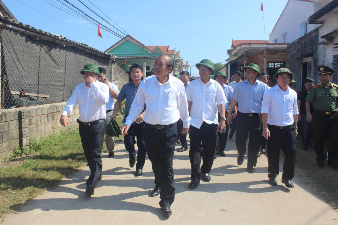 Phó Thủ tướng Trương Hòa Bình về thăm bà con xã Thanh Trạch nơi chịu nhiều thiệt hại sau sự cố môi trường biển. (Ảnh: Phan Ba)