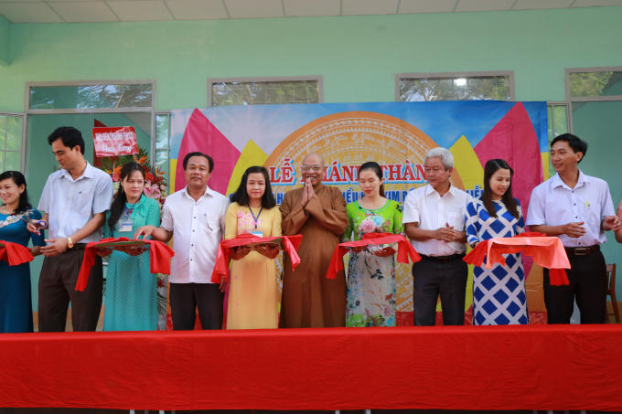 Cắt băng khánh thành.